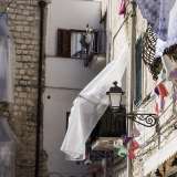 ...mentre sullo slargo si affacciano varie e caratteristiche palazzine coi panni stesi sui balconi...